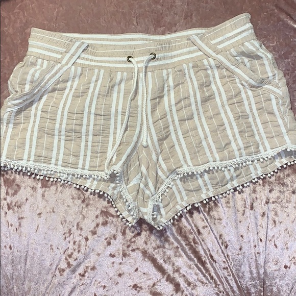 Cute summery shorts - Picture 1 of 4
